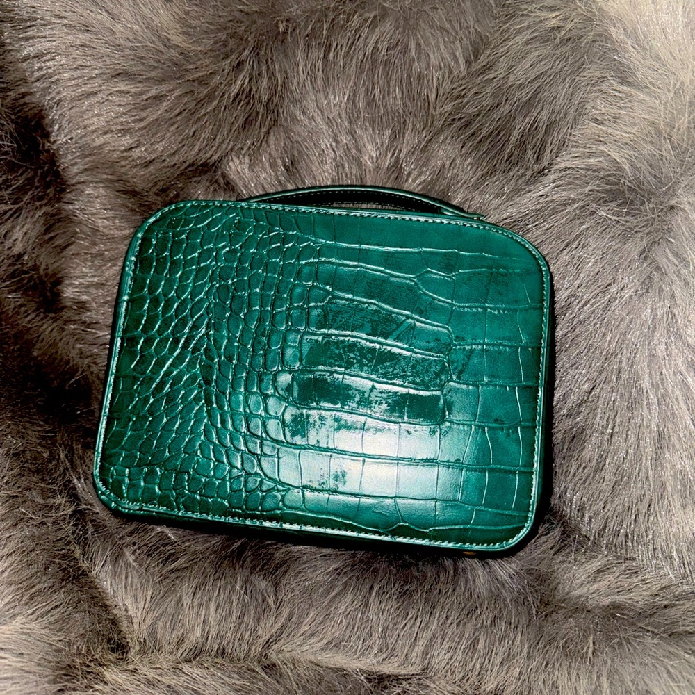 Beautiful Forever21 green, medium trunk. Croc print, crossbody strap included.